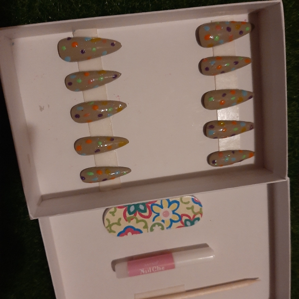 Spring colors nails - Picture 3 of 5